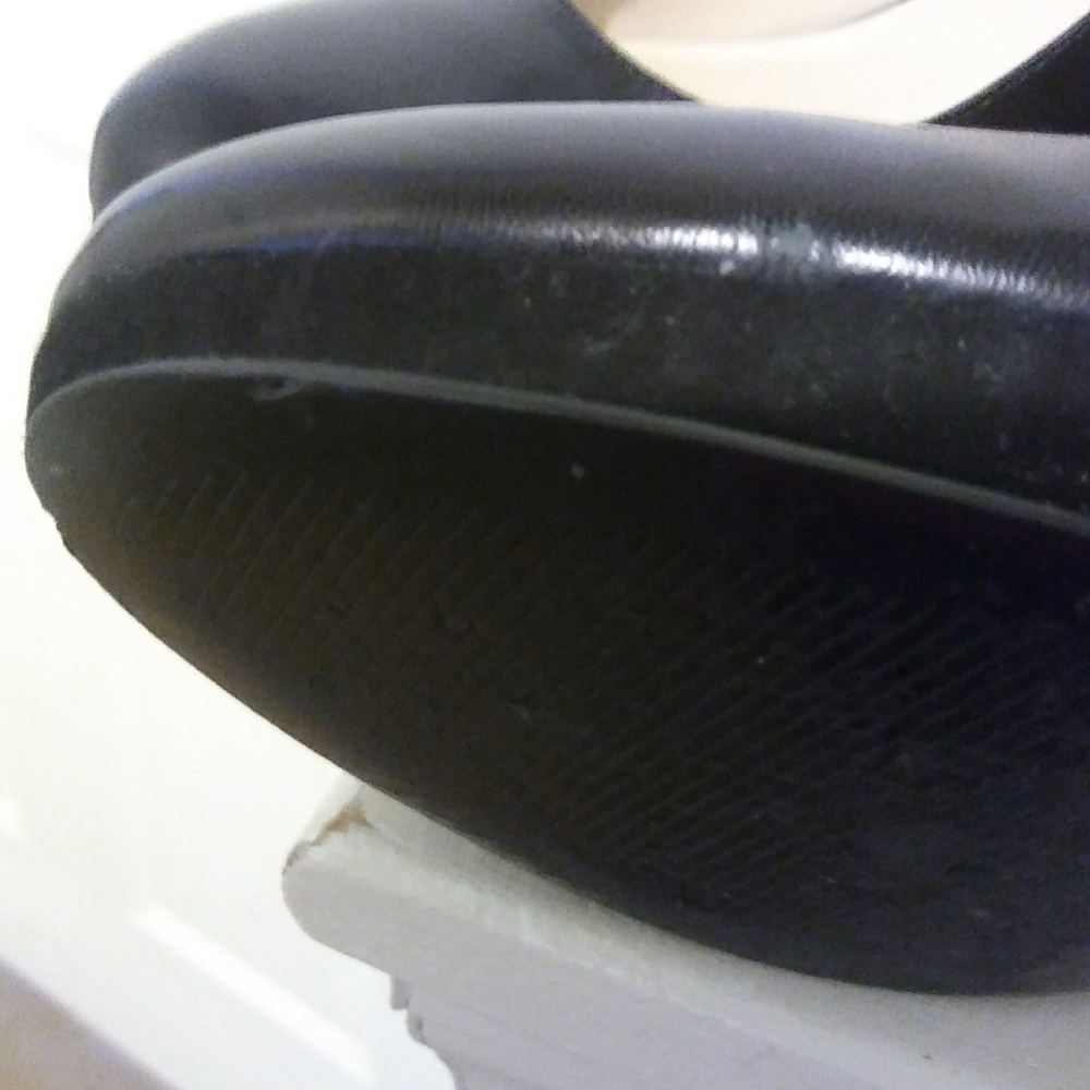 Heels - Picture 2 of 3